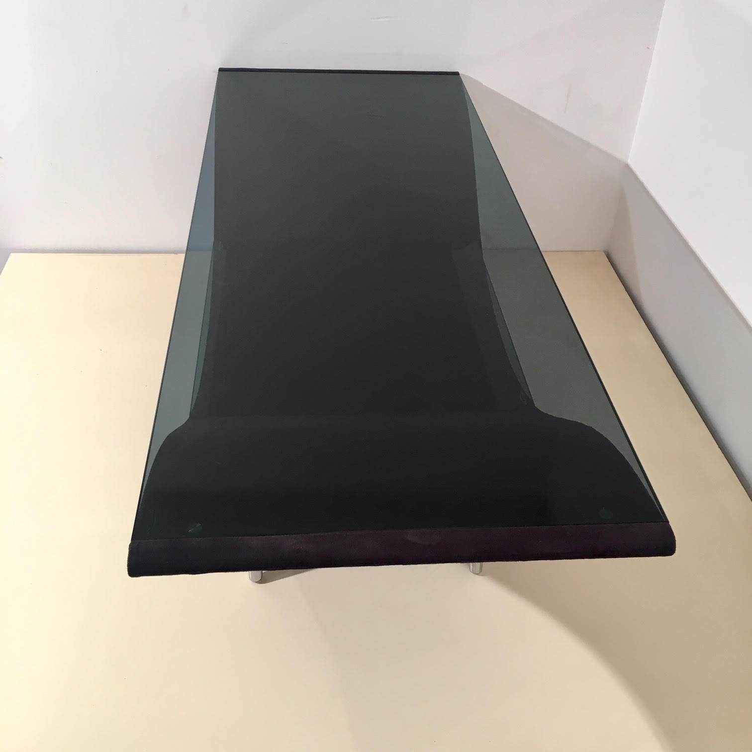 Table in black felt and 80s glass