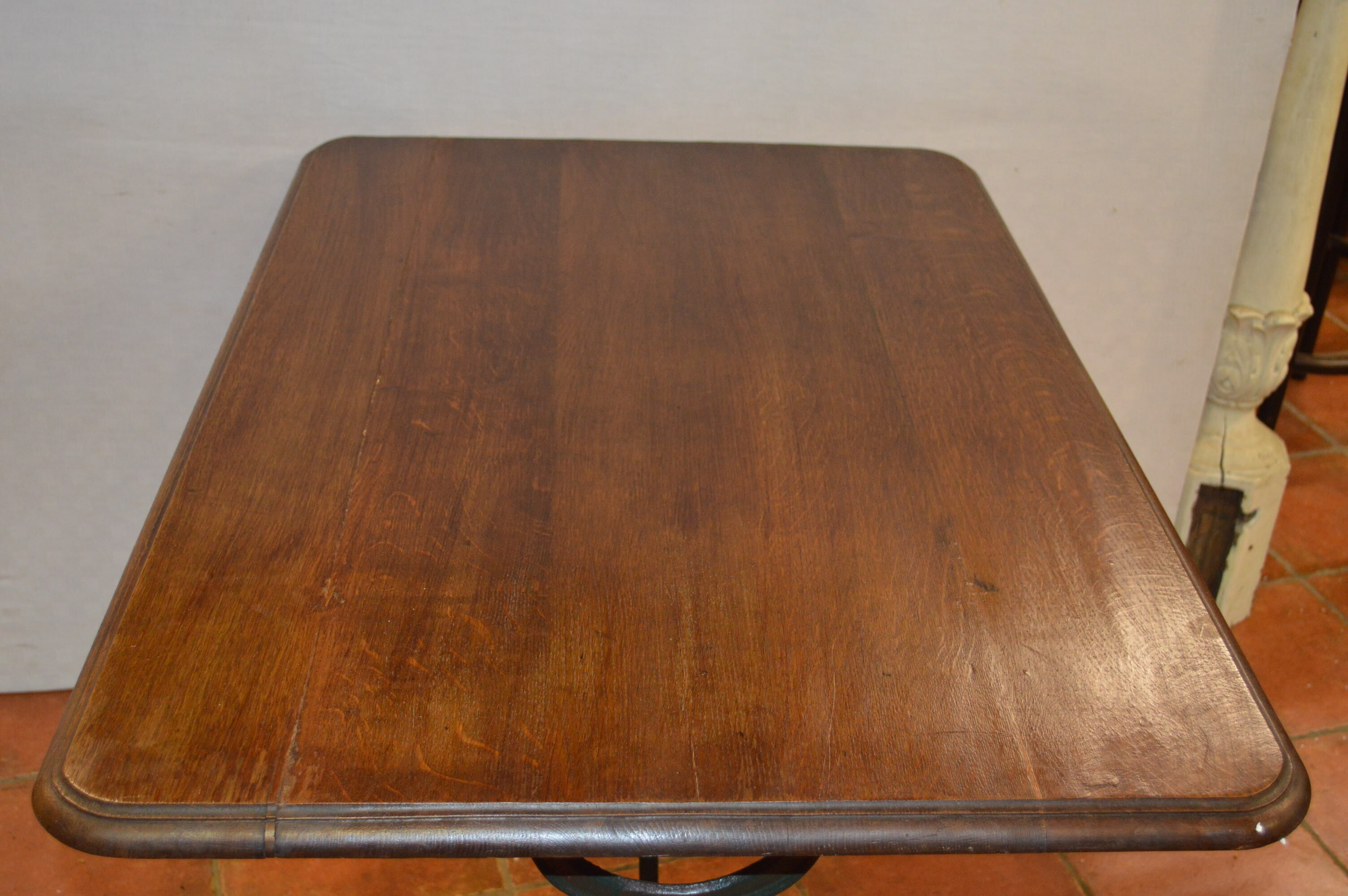 Table bistro with base in cast iron and top in oak
