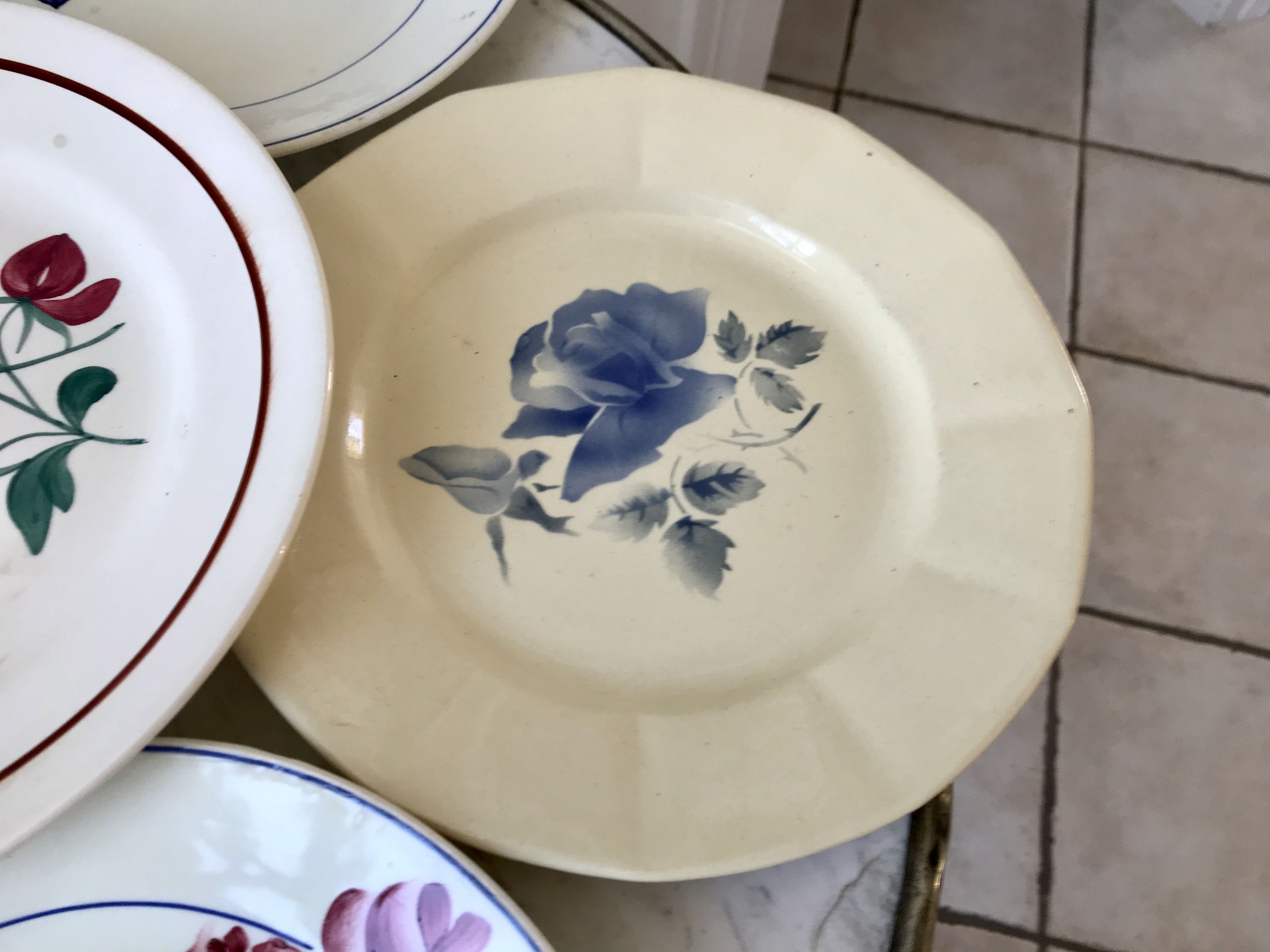 Set of 6 flat plates mismatched Digoin Sarreguemines, Terre de Fer and HBCF 30s