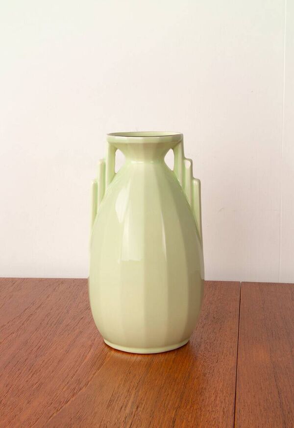 Vase Art-Déco en faïence fine de couleur vert pomme, Sarreguemines.