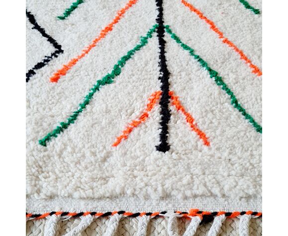 Tapis berbère en laine écrue motifs verts orange fluo