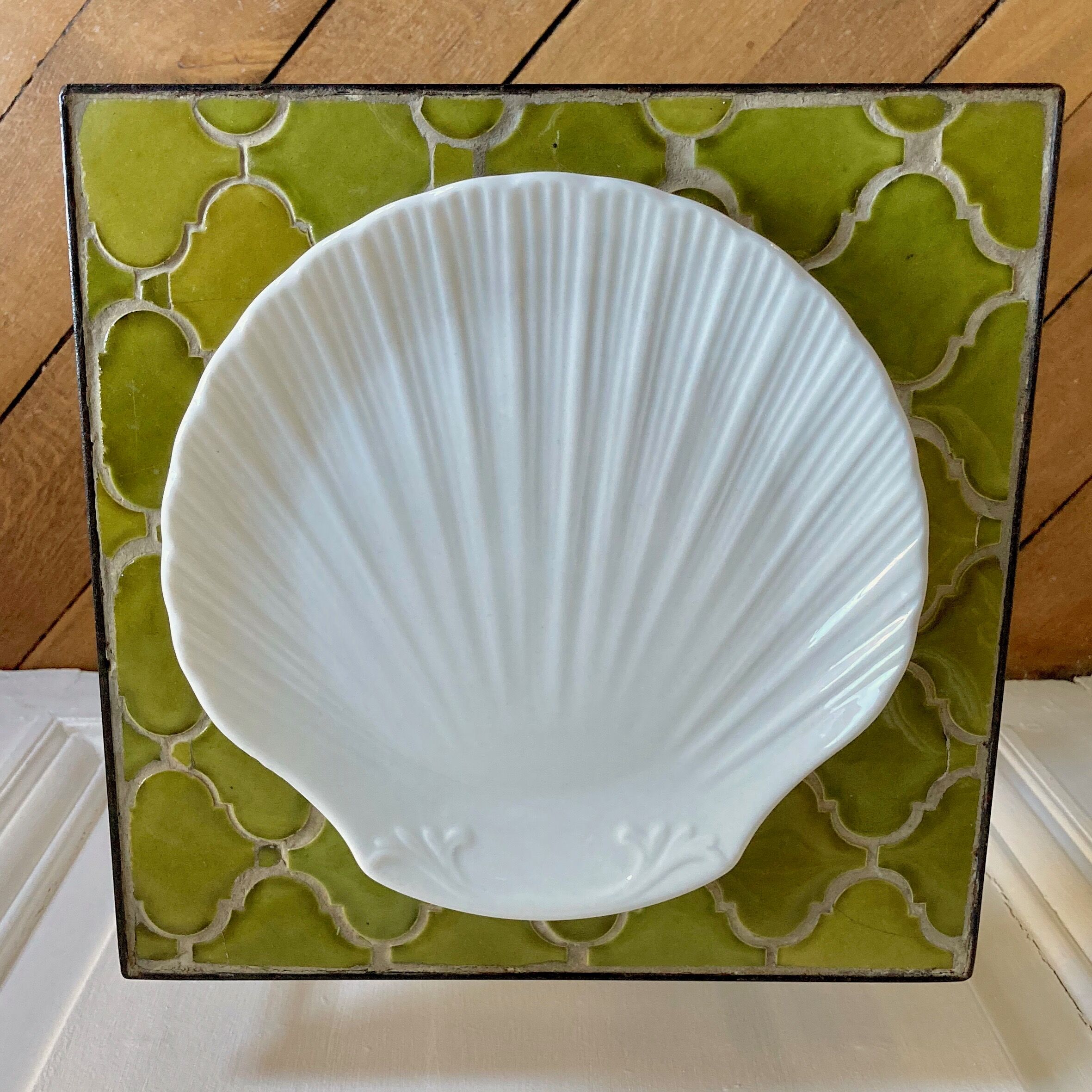 Porcelain scallop dish