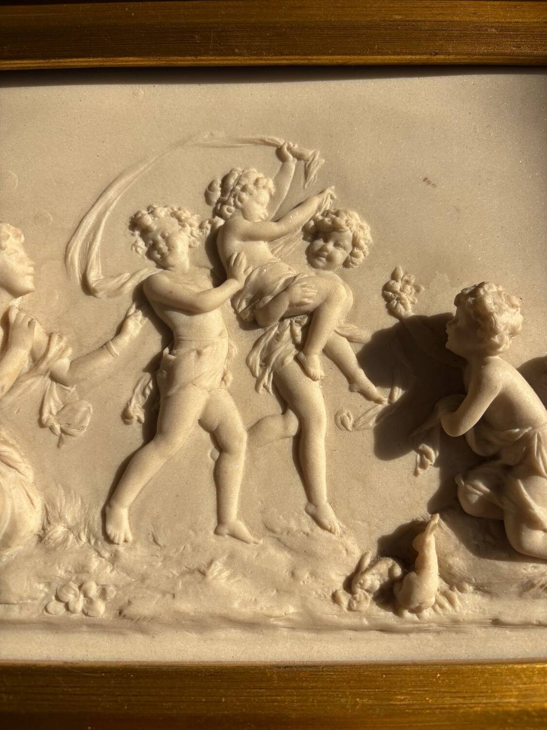 Marble bas-relief tableau of Putti
