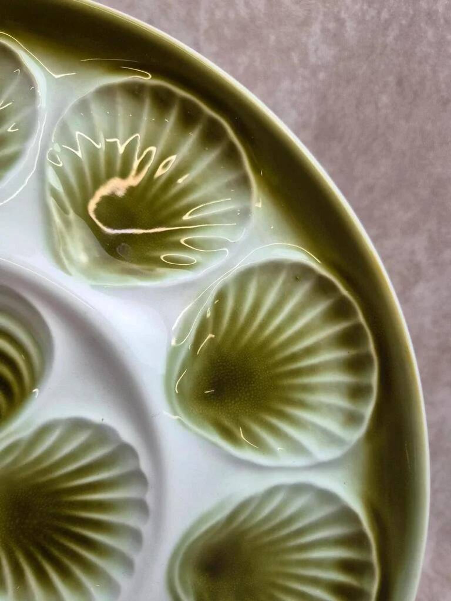 Vintage green earthenware oyster platter – probably Saint-Amand – 35.5 cm