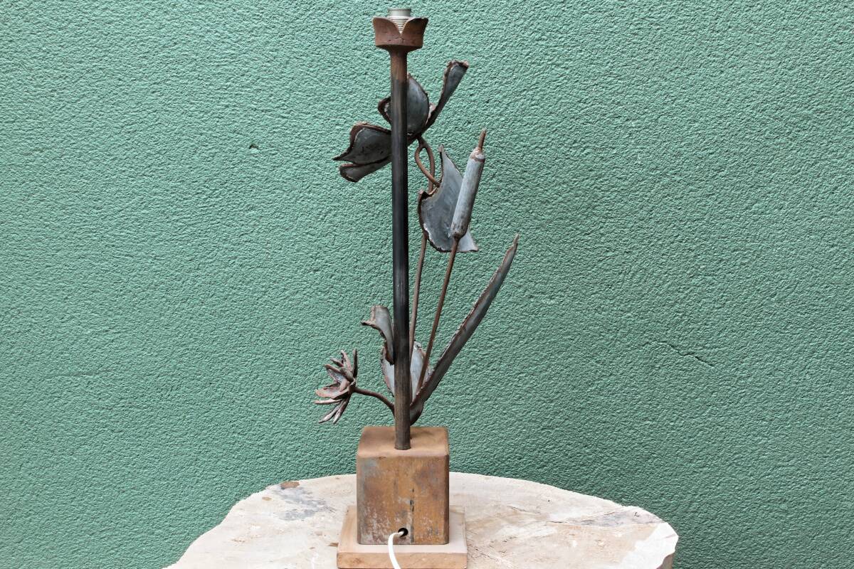 Brutalist metal lamp base, flowers