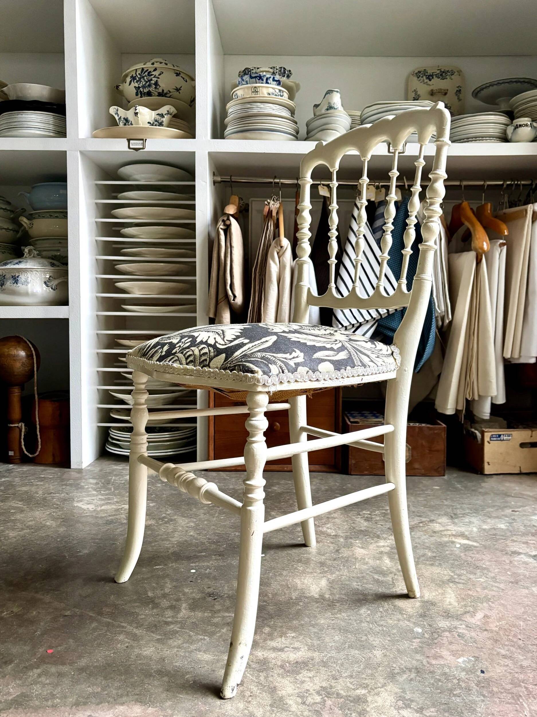 Chaise Napoléon III en bois blanc et coton "Grands Pavots" Antoinette Poisson