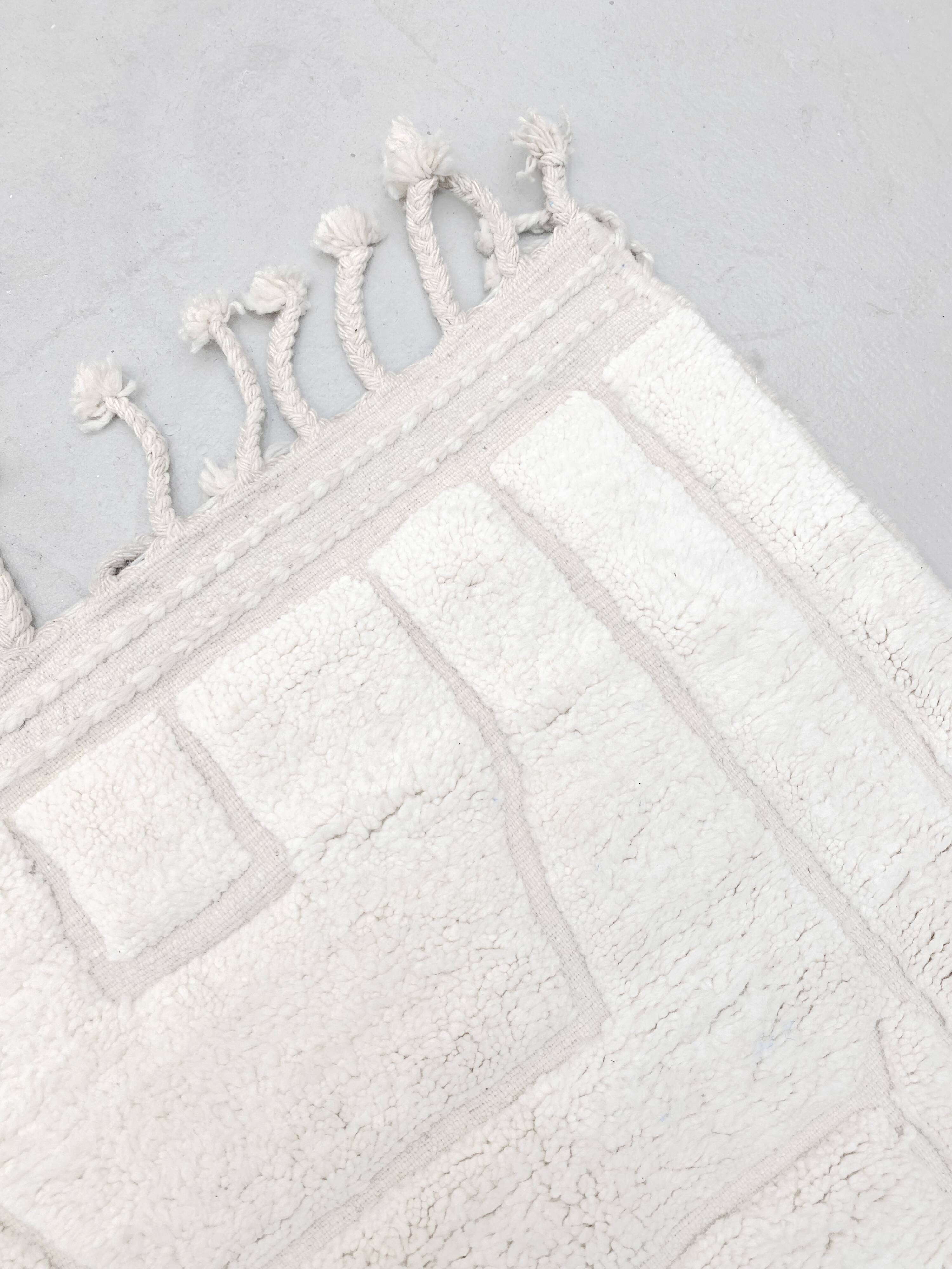 Ecru Beni Ouarain Berber rug with motifs engraved in the weft, 1.53 x 1.07 m