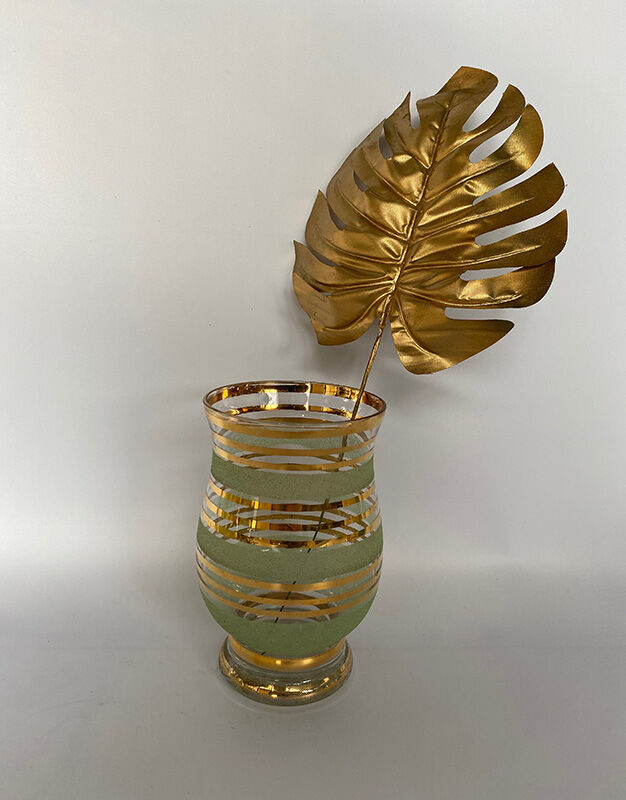 Vase doré et vert
