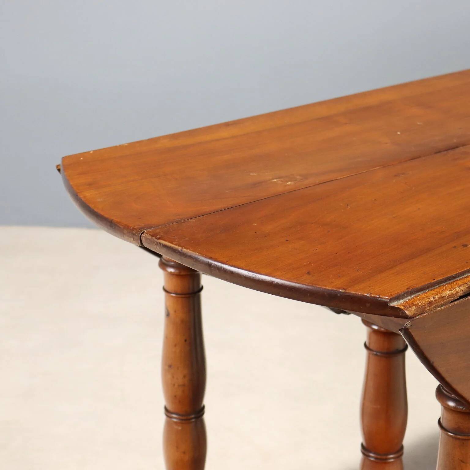 Table ancienne extensible en noyer, Italie, XIXe siècle