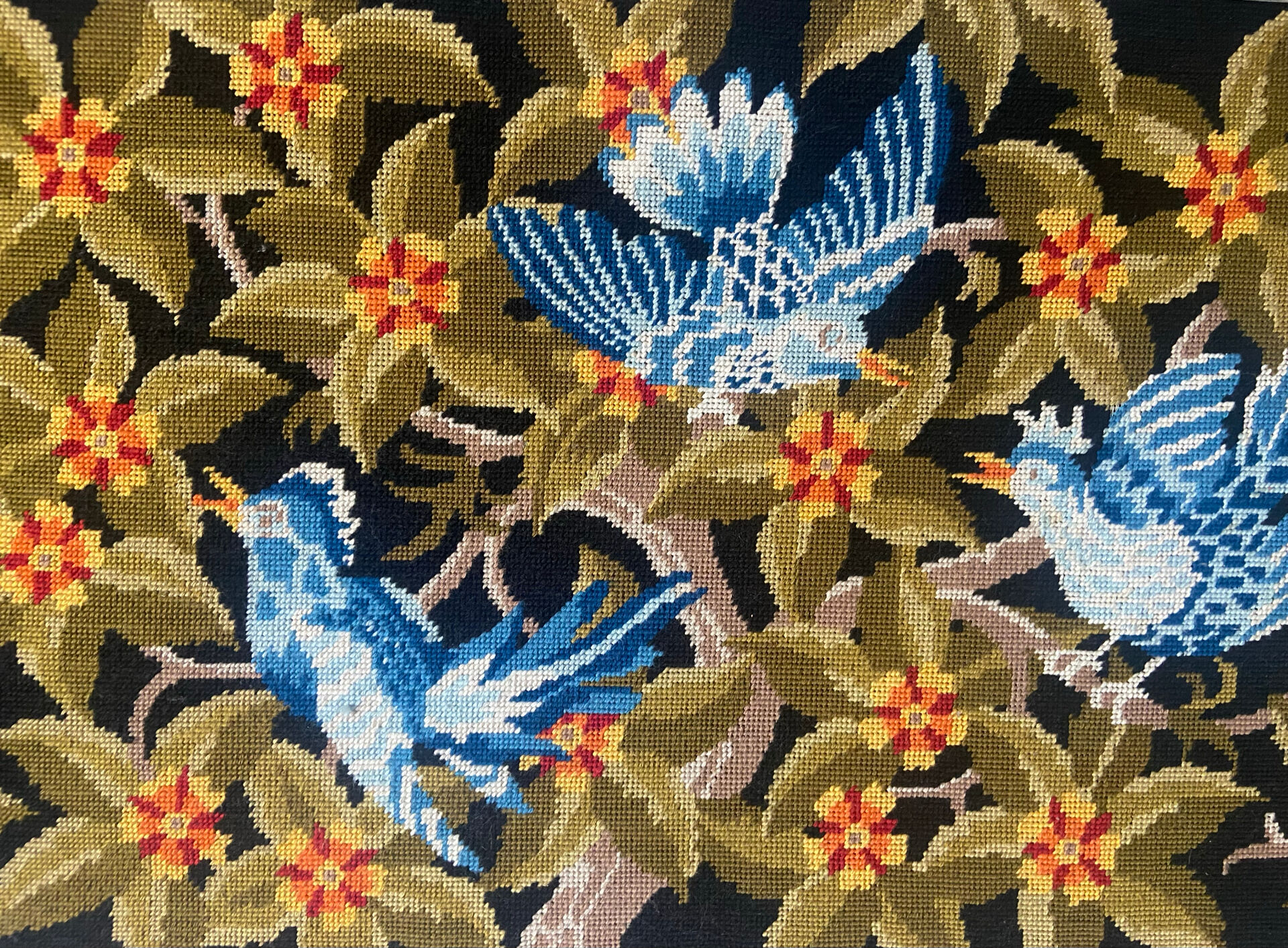 Tableau ancien brodé oiseaux bleus et fleurs - tapisserie encadrée