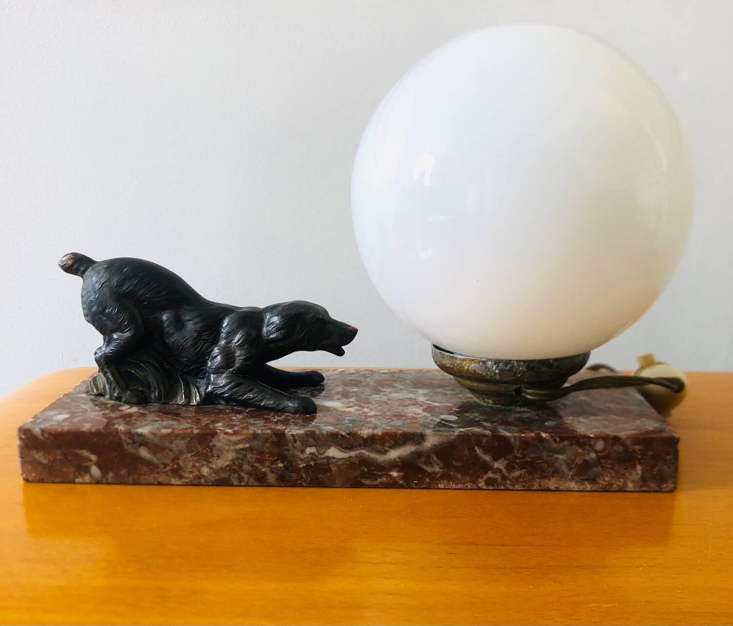 Lampe Art déco globe en opaline blanche et chien de chasse