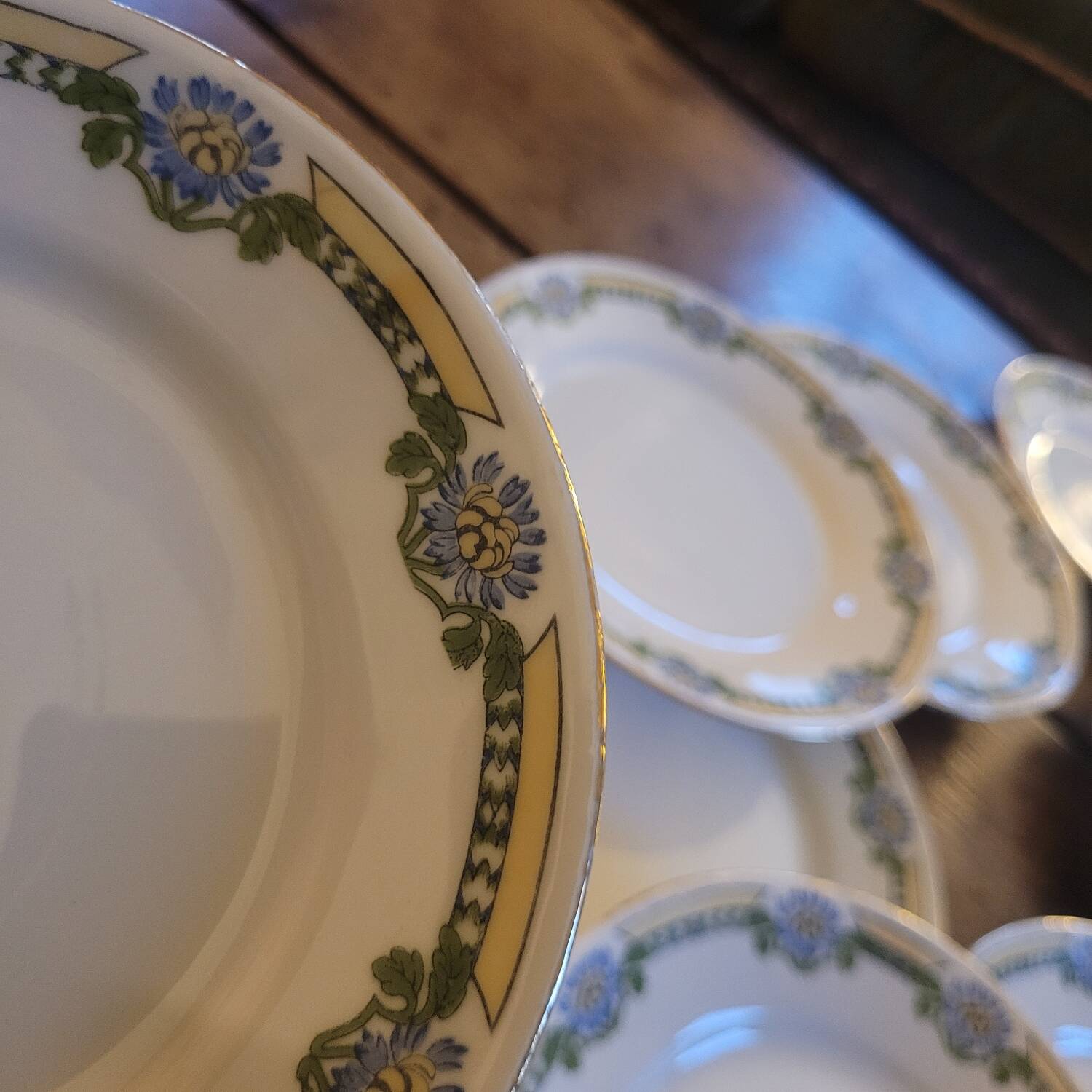 Set of 10 fine porcelain plates with Art Deco decoration.