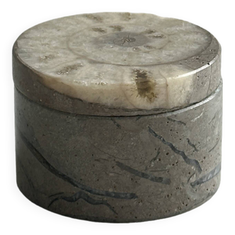 boîte à bijoux en pierre avec motif fossile d'ammonite.