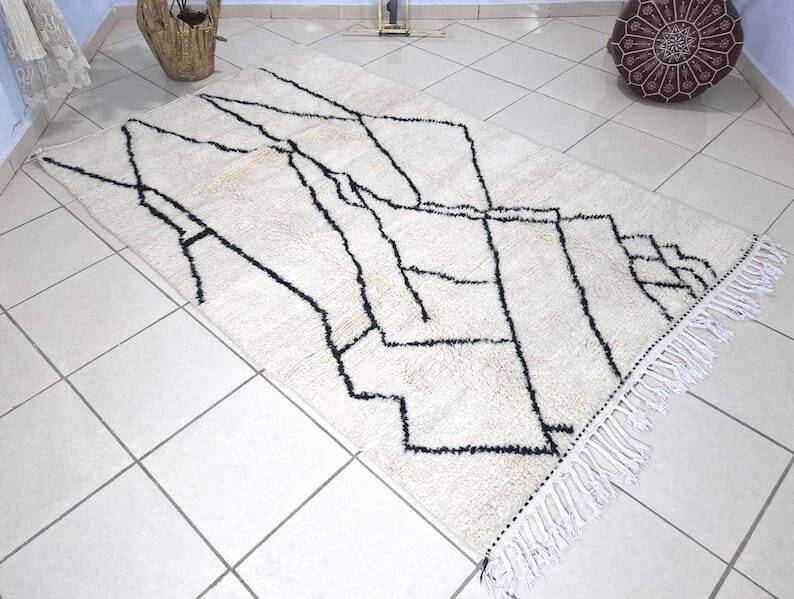 Handmade Moroccan rug from Oued Zam, size 160 x 240 cm.