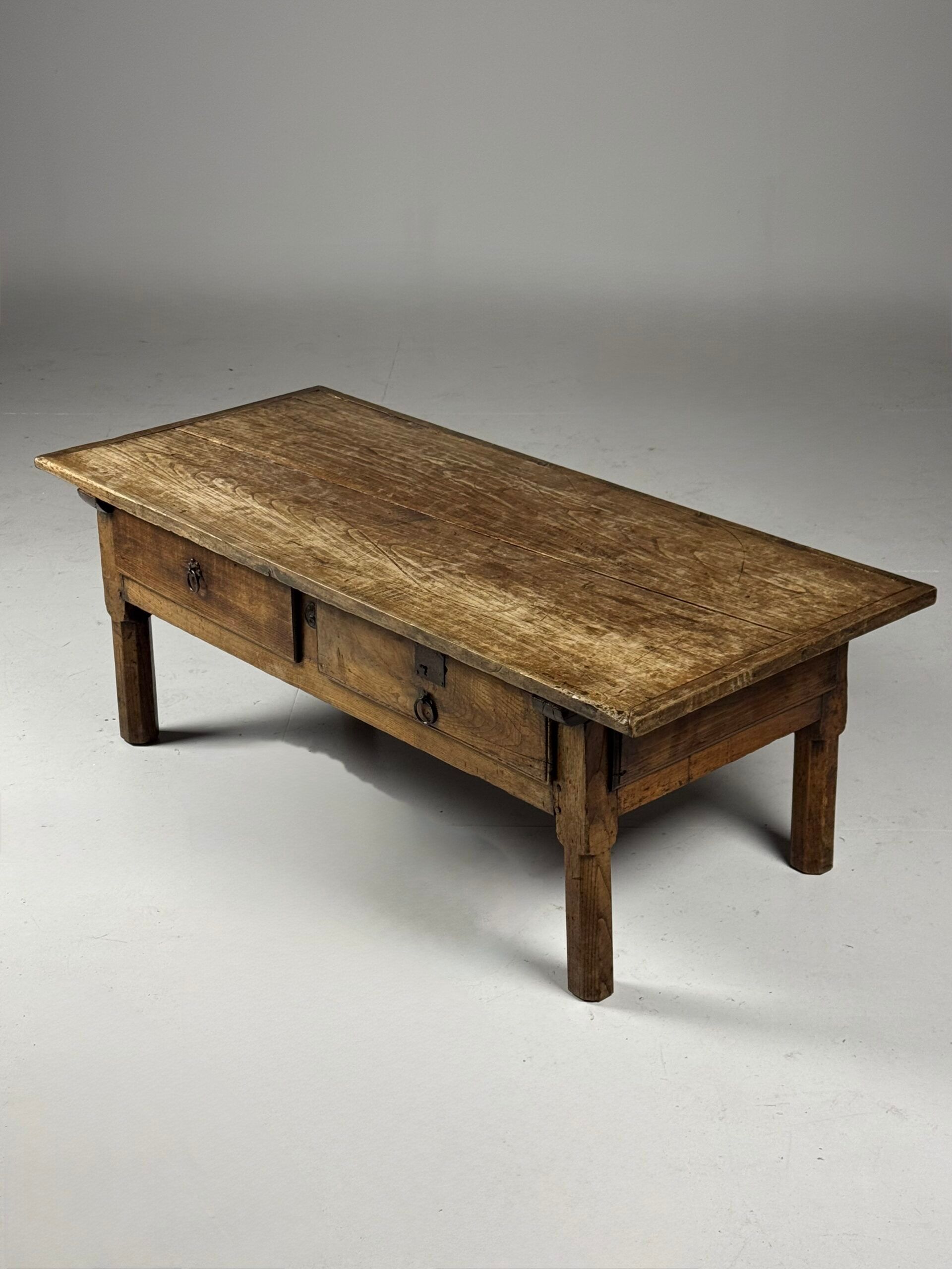 Table basse espagnole du XVIIIe siècle