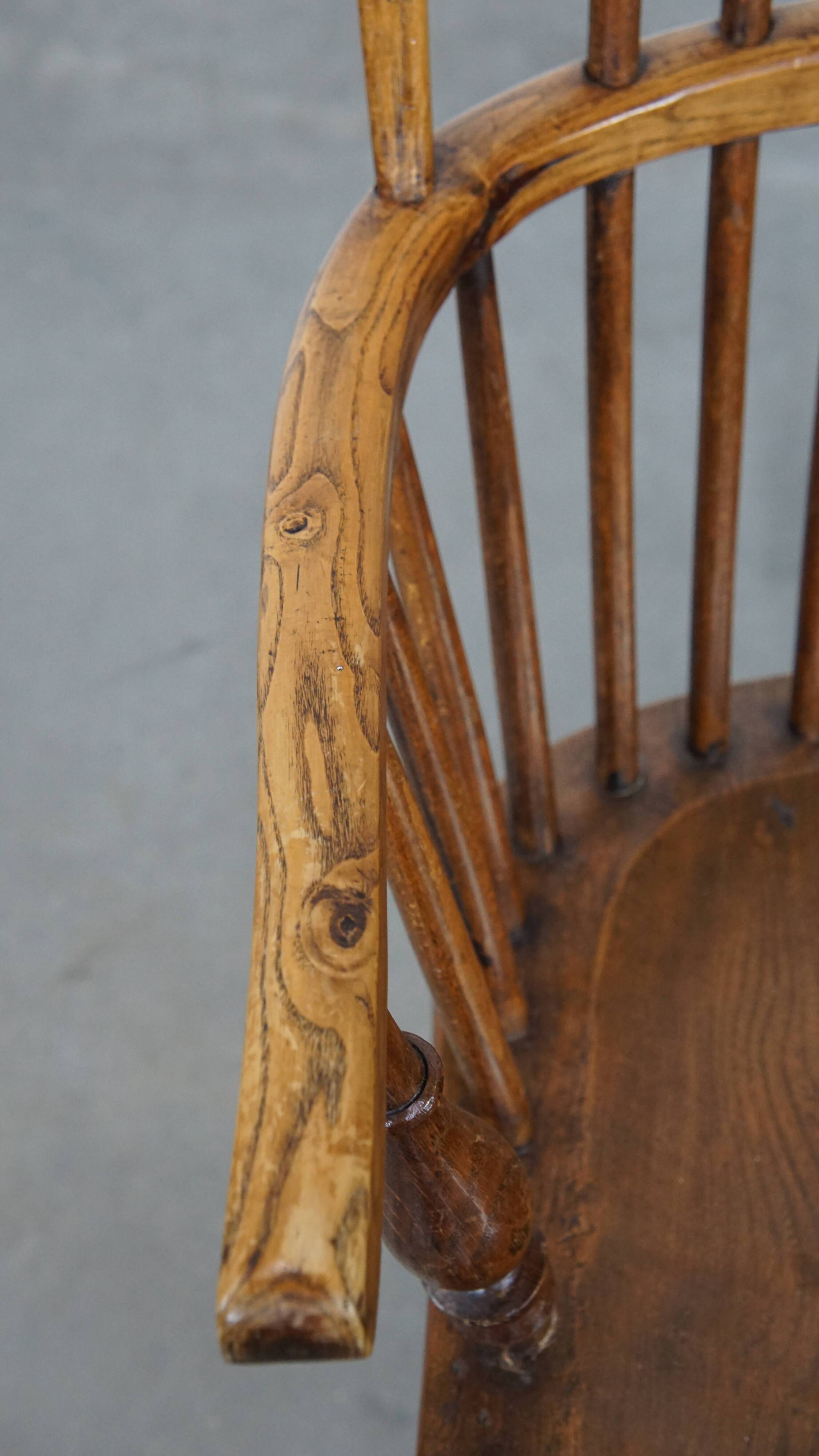 Antique English Windsor Chair from the 19th Century Made of Elm