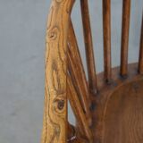 Antique English Windsor Chair from the 19th Century Made of Elm