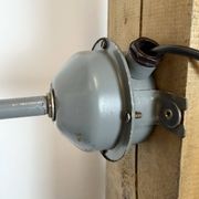 Lampe murale industrielle avec abat-jour en émail noir, années 1960