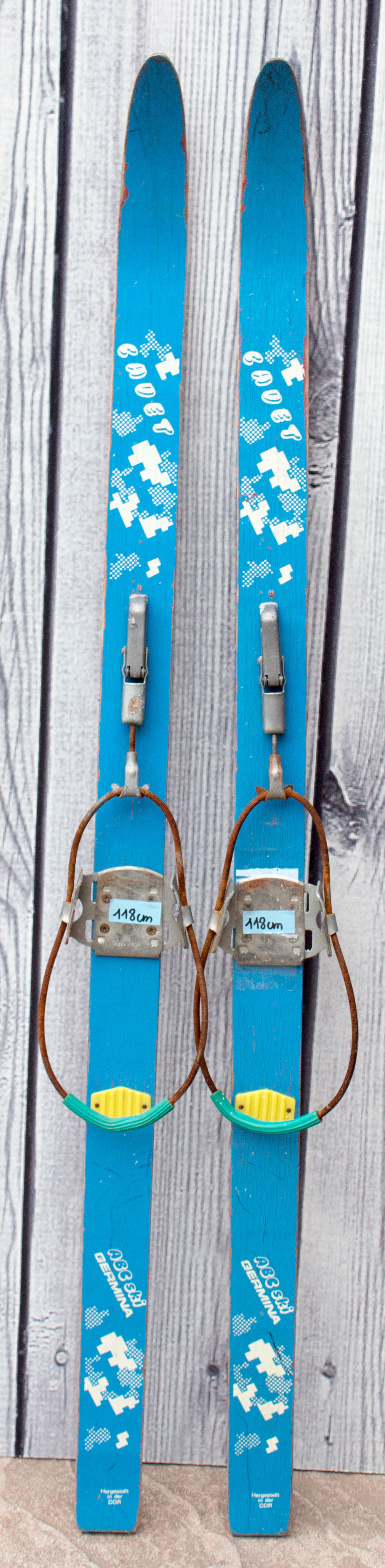 Old pair of children's ski's in light blue wood 118 cm