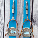 Vieille paire de ski's d'enfant en bois bleu clair 118 cm