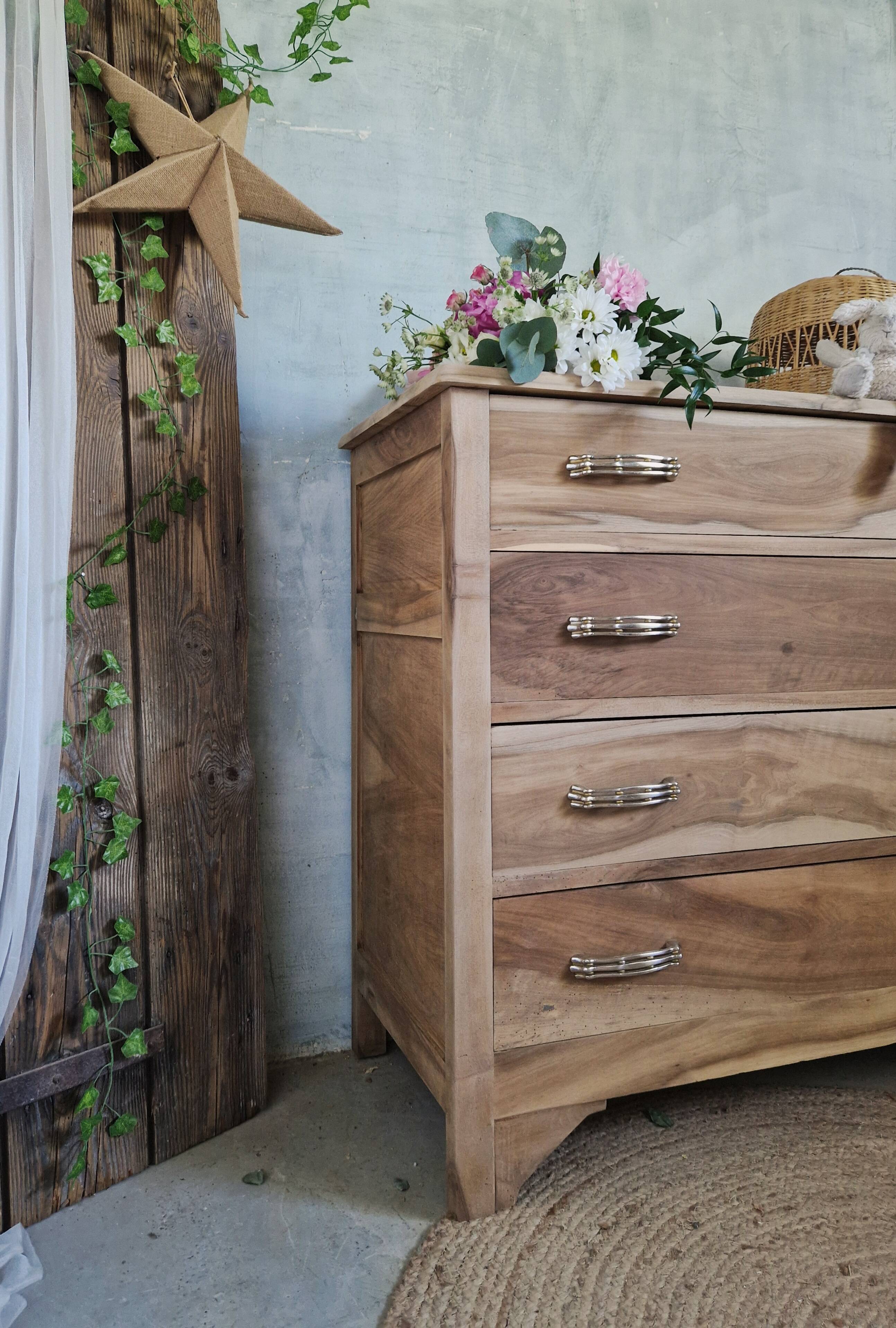 Ancienne commode en noyer