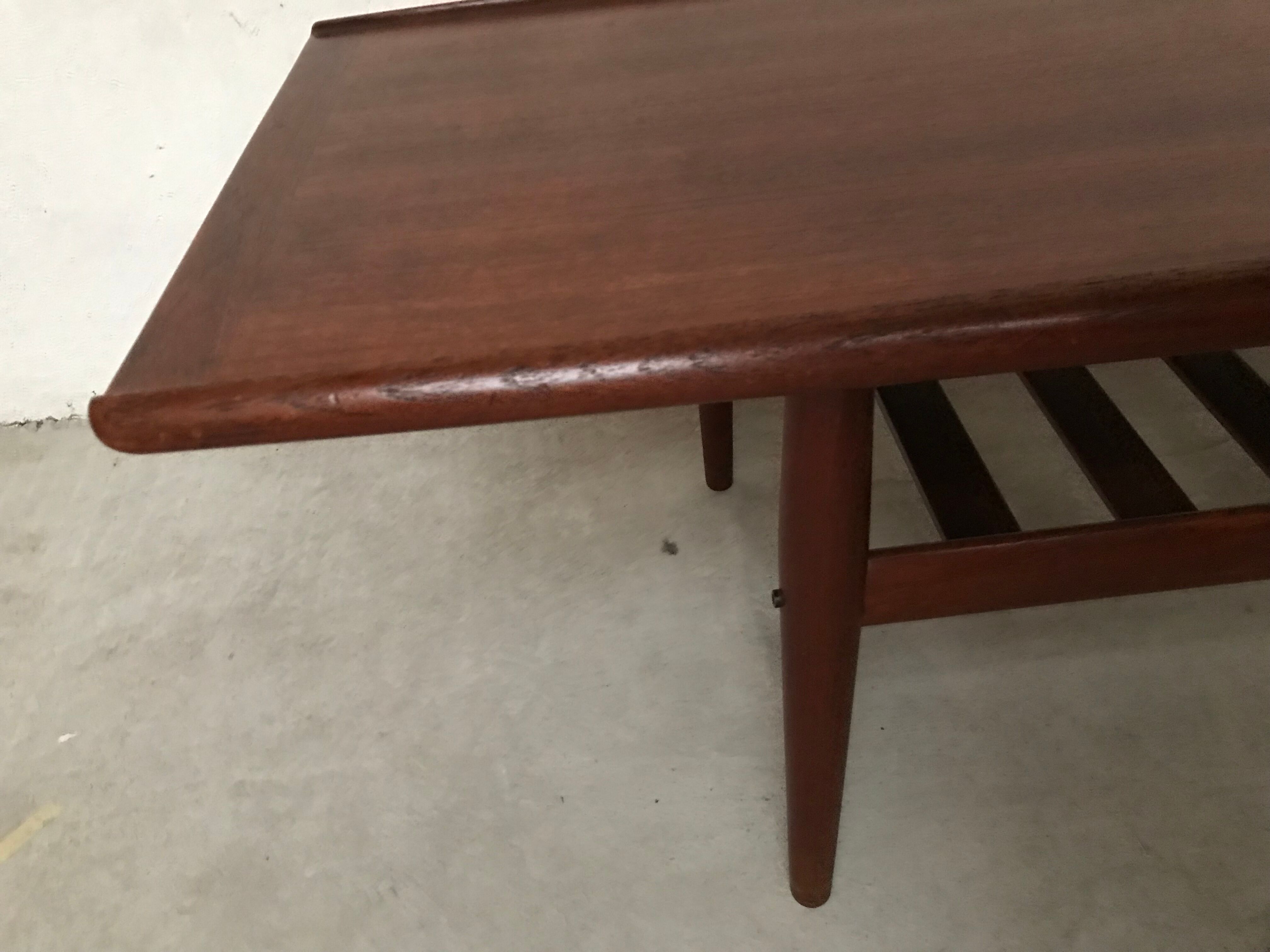 Table basse par Grete Jalk pour Poul Jeppesens en teck