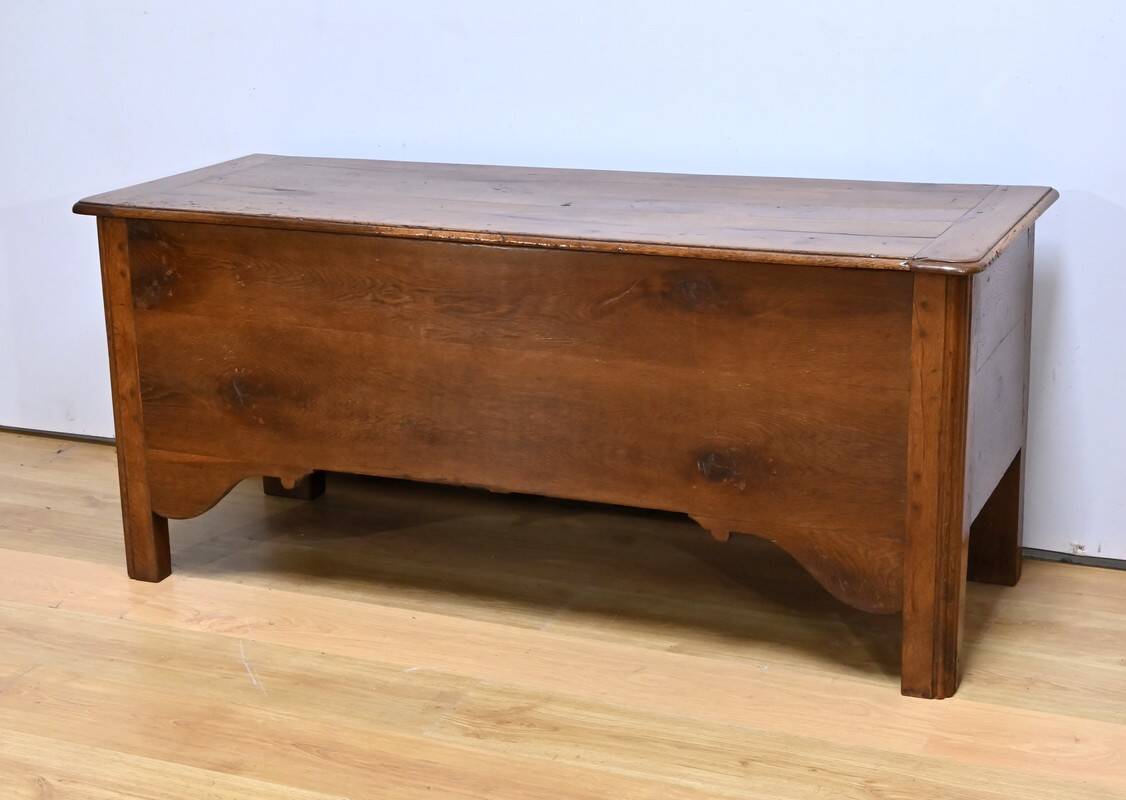 Important oak chest – late 19th century