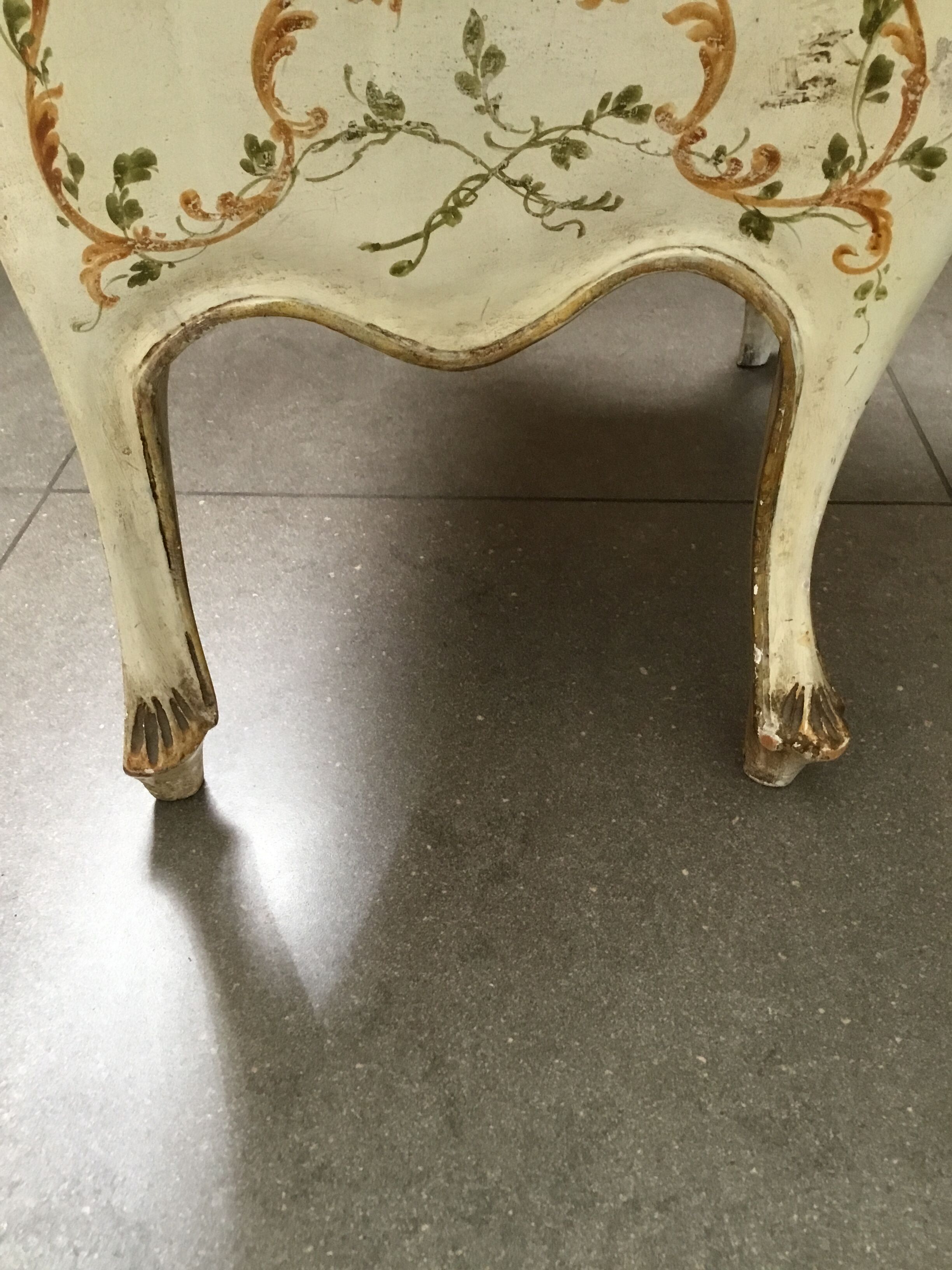 Venetian chest of drawers