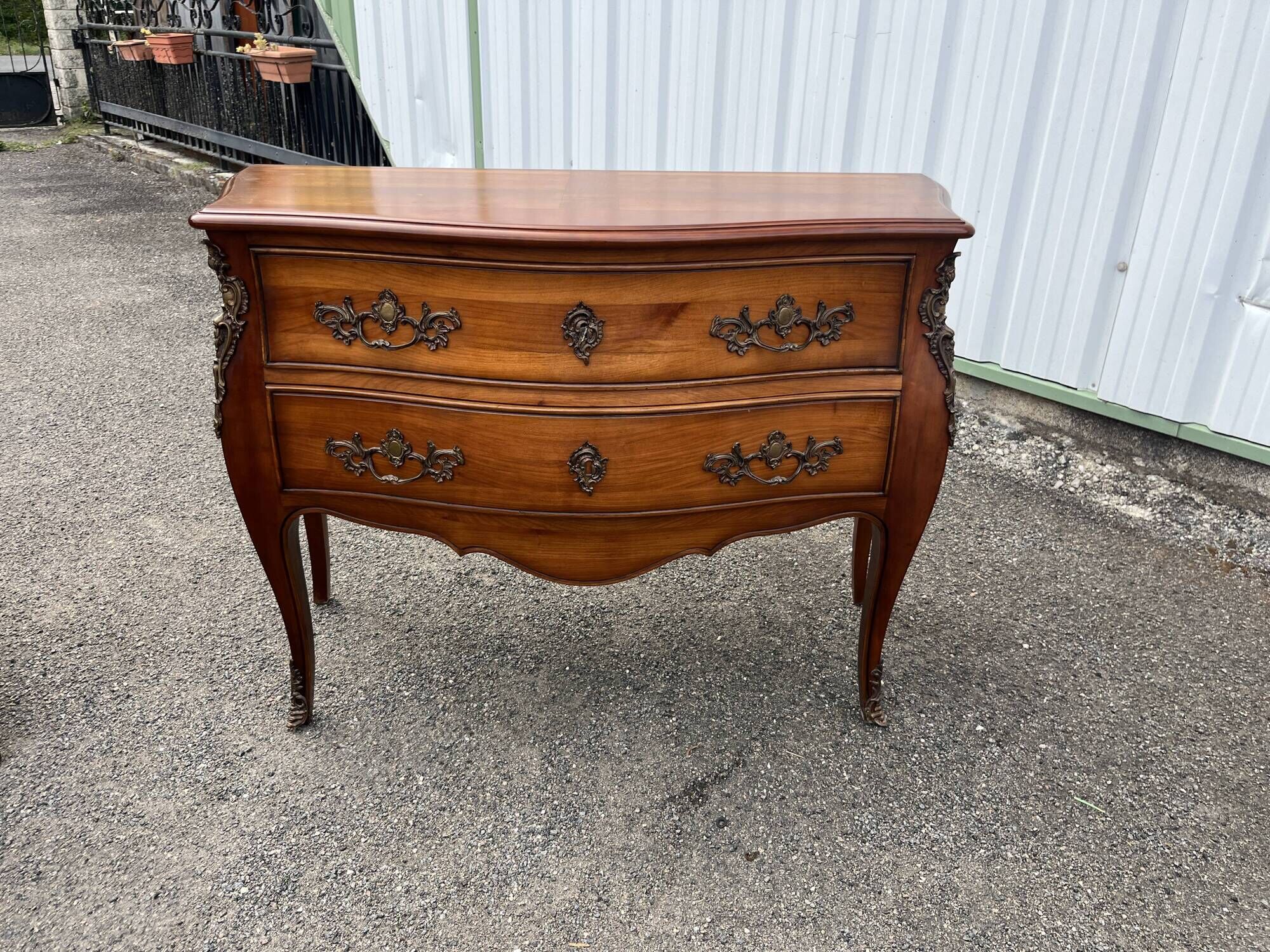 Commode ancienne de style Louis XV en bois - Commode sauteuse galbée avec b
