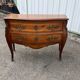 Commode ancienne de style Louis XV en bois - Commode sauteuse galbée avec b