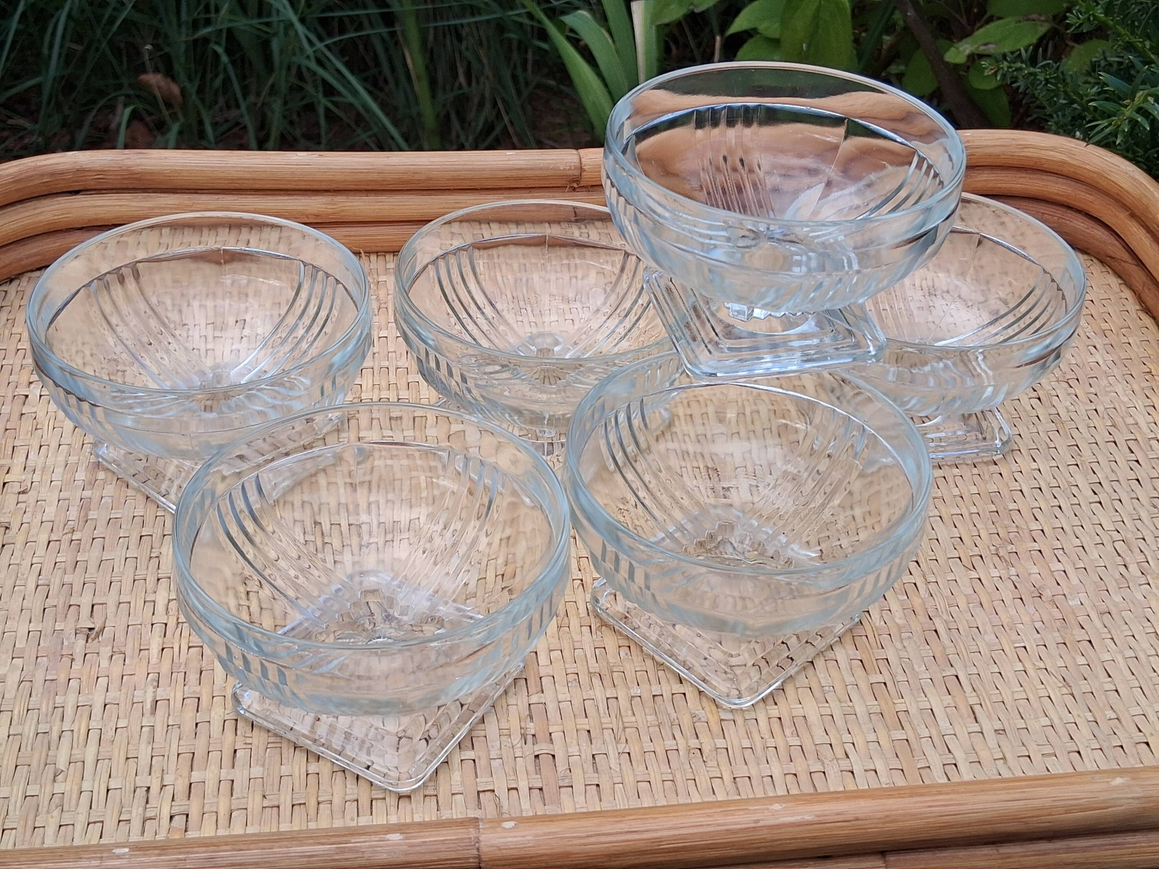 Set of 6 glass ice cream bowls or similar in Art Deco style in very good condition.