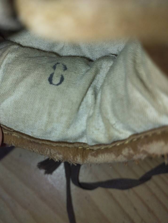 Vintage pair of tan leather boxing gloves (8 oz) – Circa 1940/19