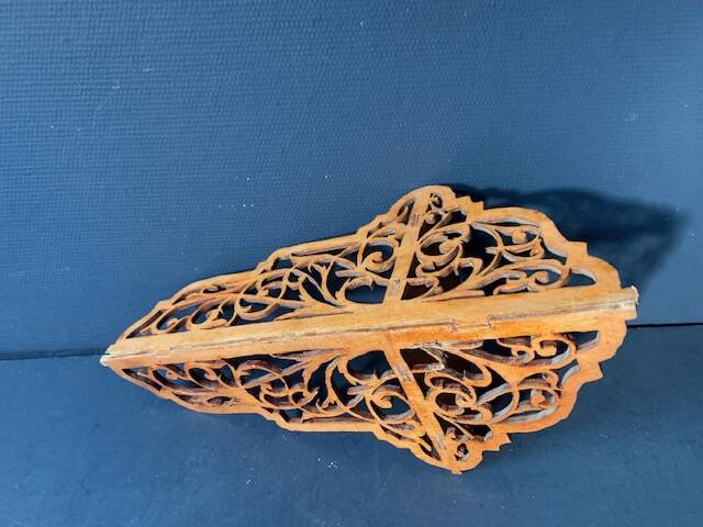 Old wall corner shelf in cut wood from the 1900s