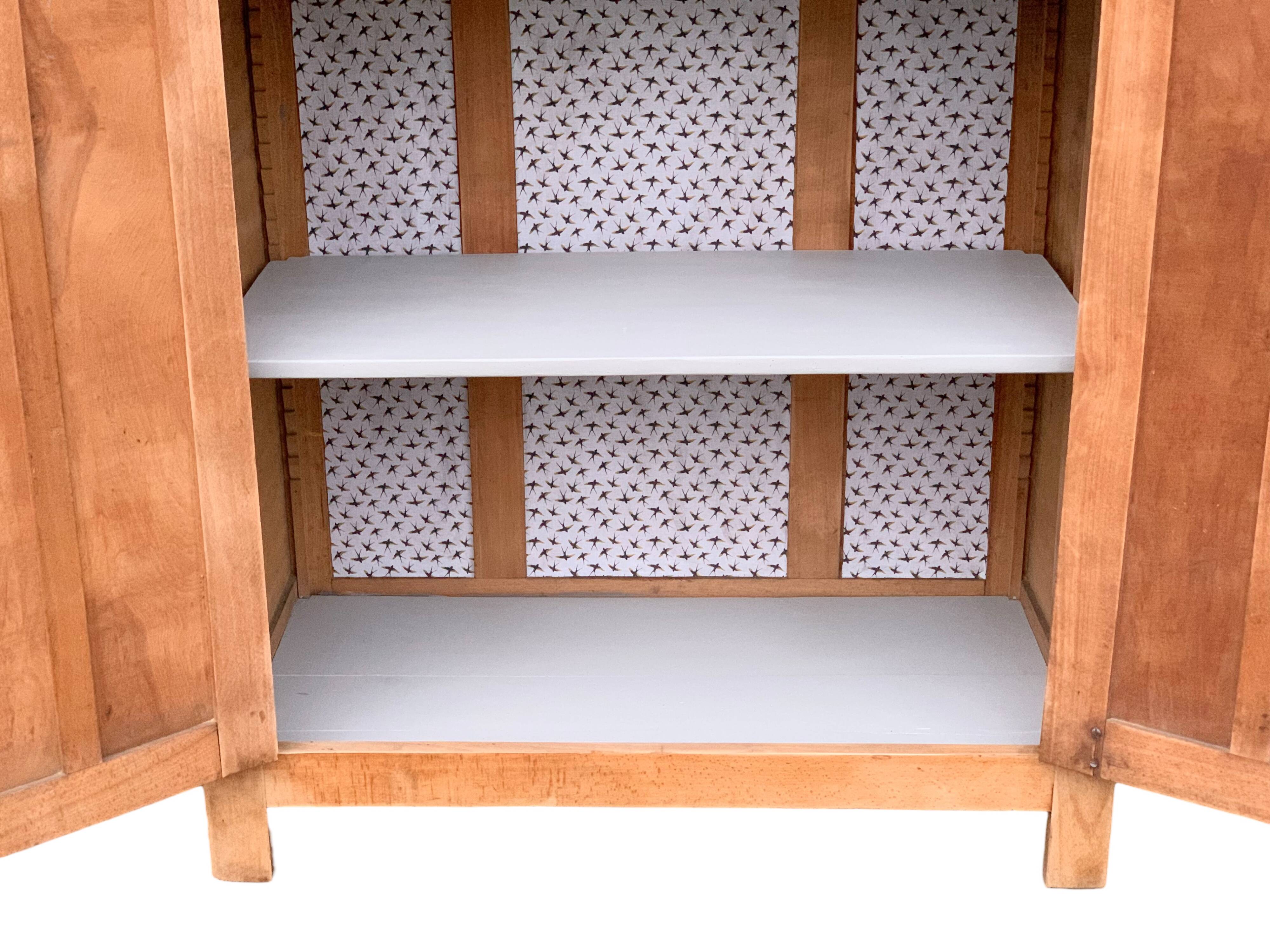 Armoire parisienne panneautée en bois brut, 1930