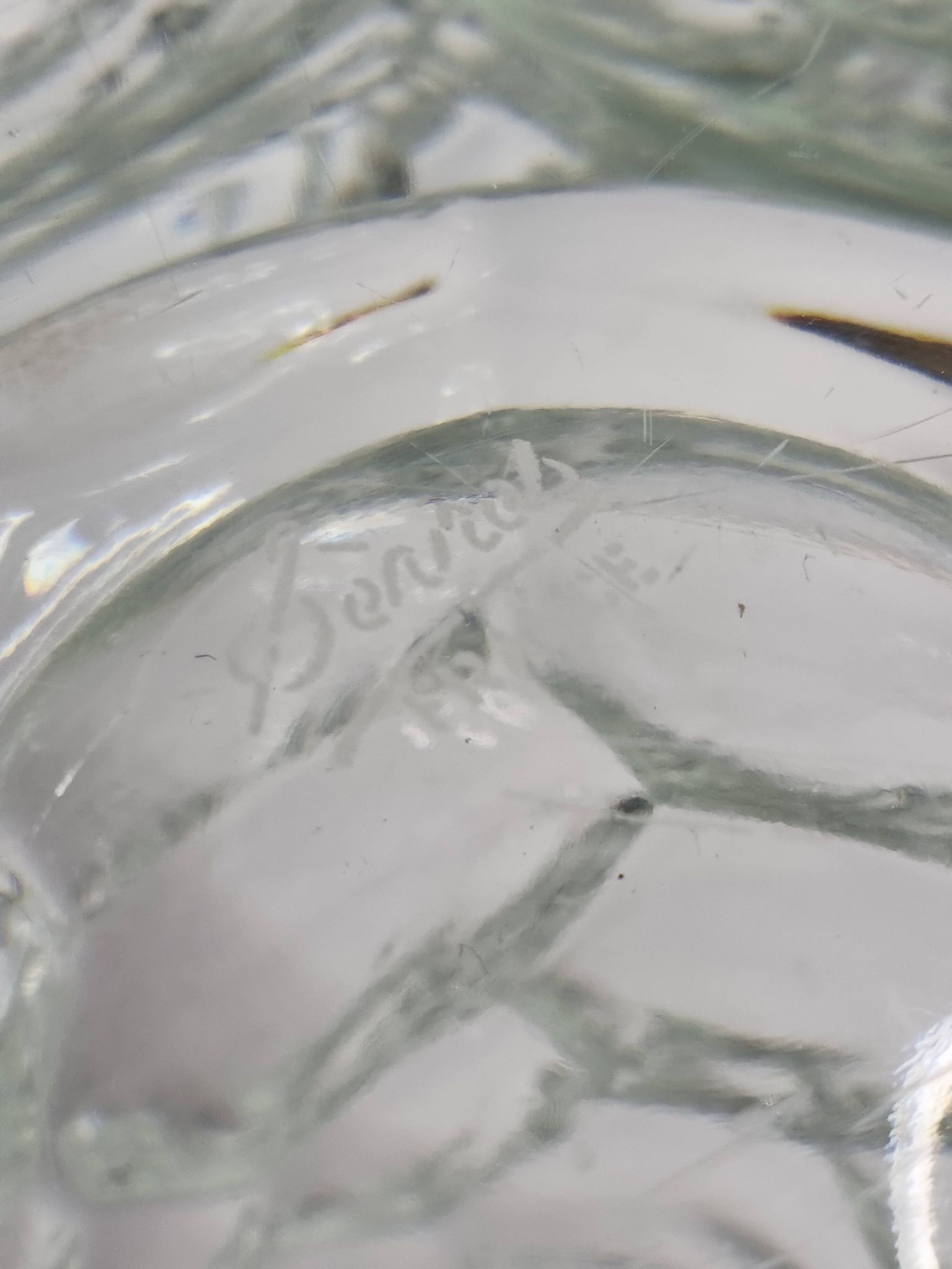 Vase en cristal de Sèvres à motif de verre grugé, 26 cm