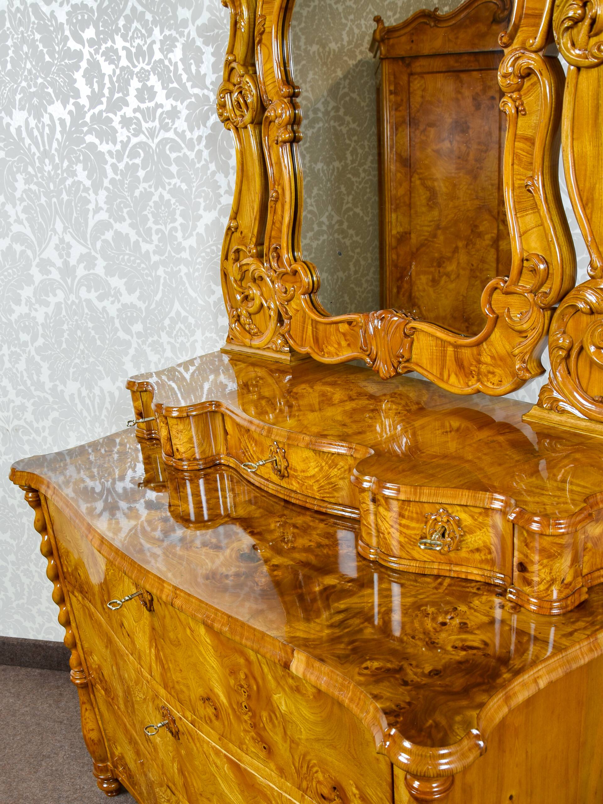 Commode coiffeuse Louis-Philippe en loupe d'orme et frêne - env. 1840-1860