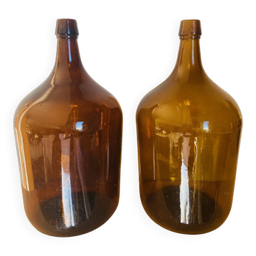 Duo de dame-jeanne en verre ambré