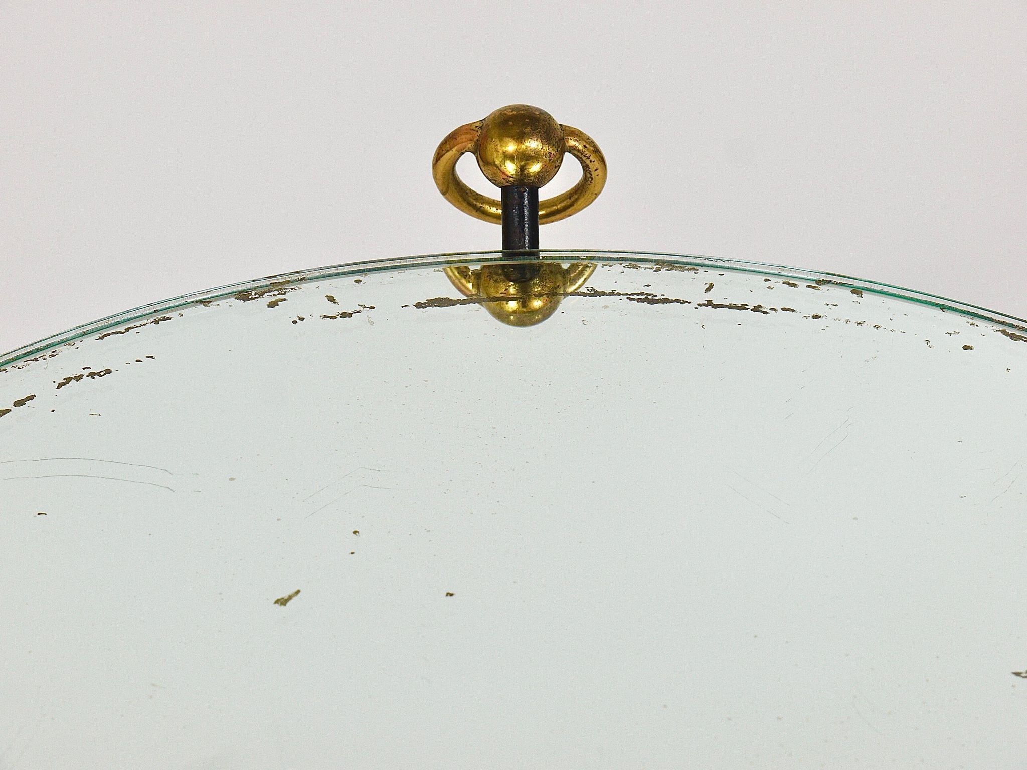 Table d'appoint miroir française milieu du siècle, style Jacques Adnet, laiton, années 1950