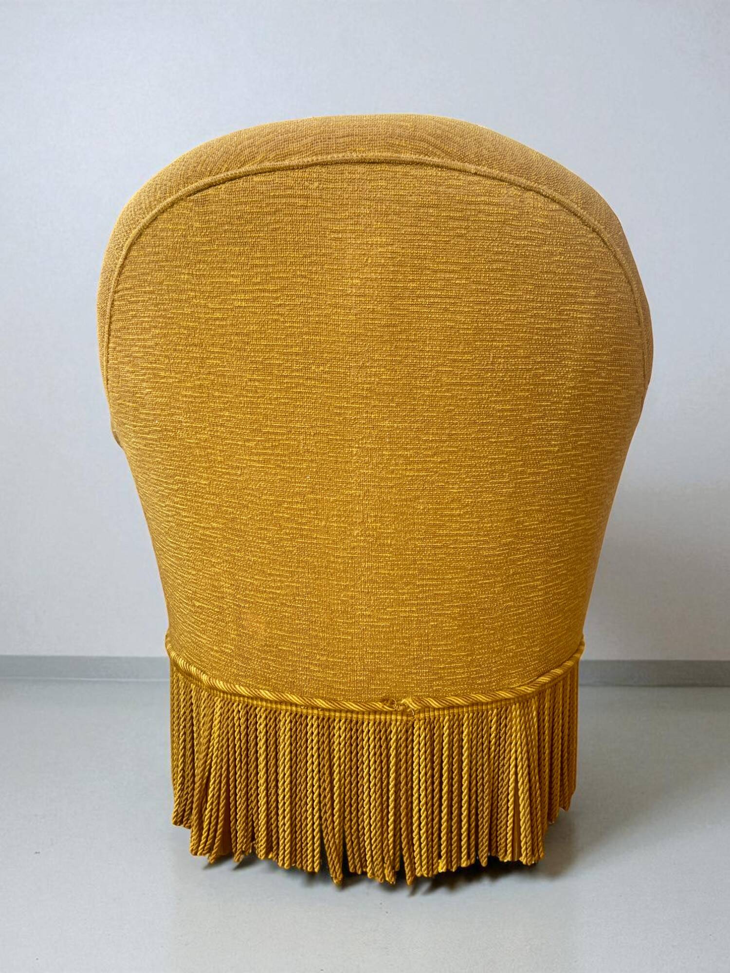 Fauteuil crapaud en tissu jaune