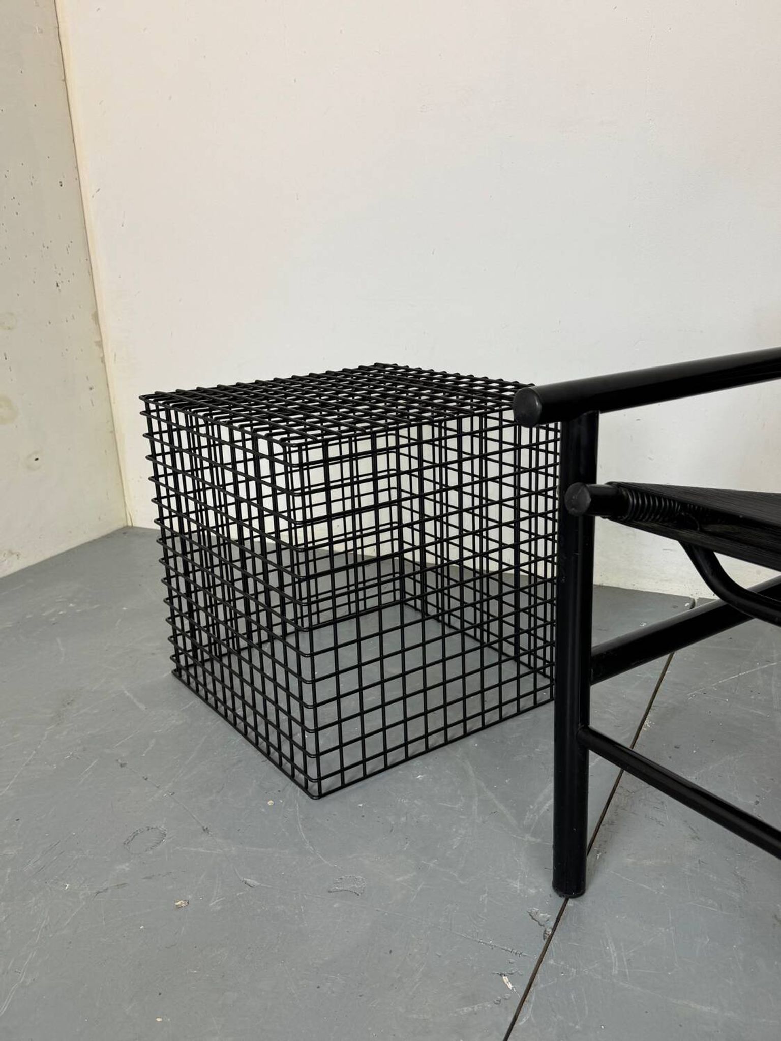 Table d'appoint cubiste moderniste en acier, années 1980