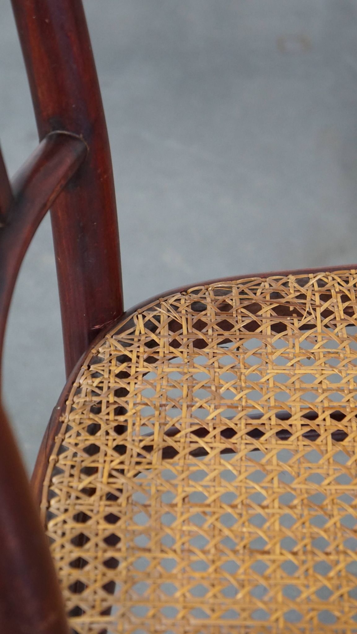 Chaise de bistrot originale vintage design Thonet avec assise mate