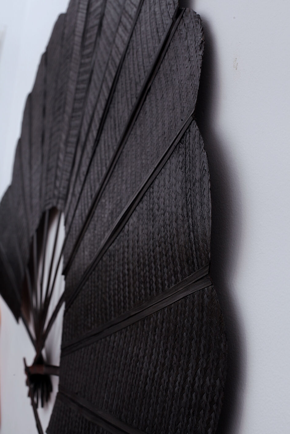 Eventail sombre tramé - 168 cm