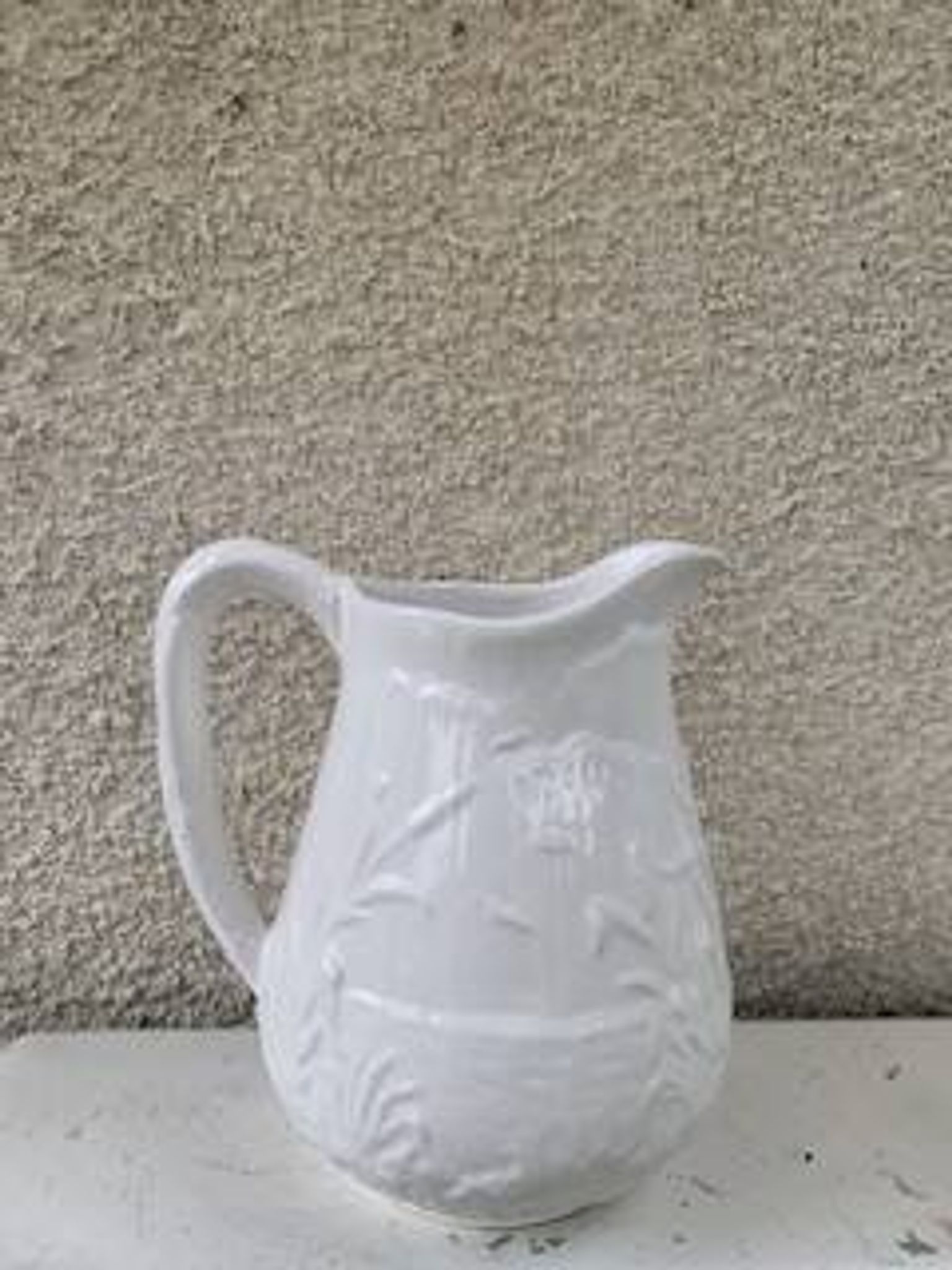 Carafe le héron en ceramique émaillée blanche barbotine