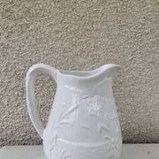 Carafe le héron en ceramique émaillée blanche barbotine