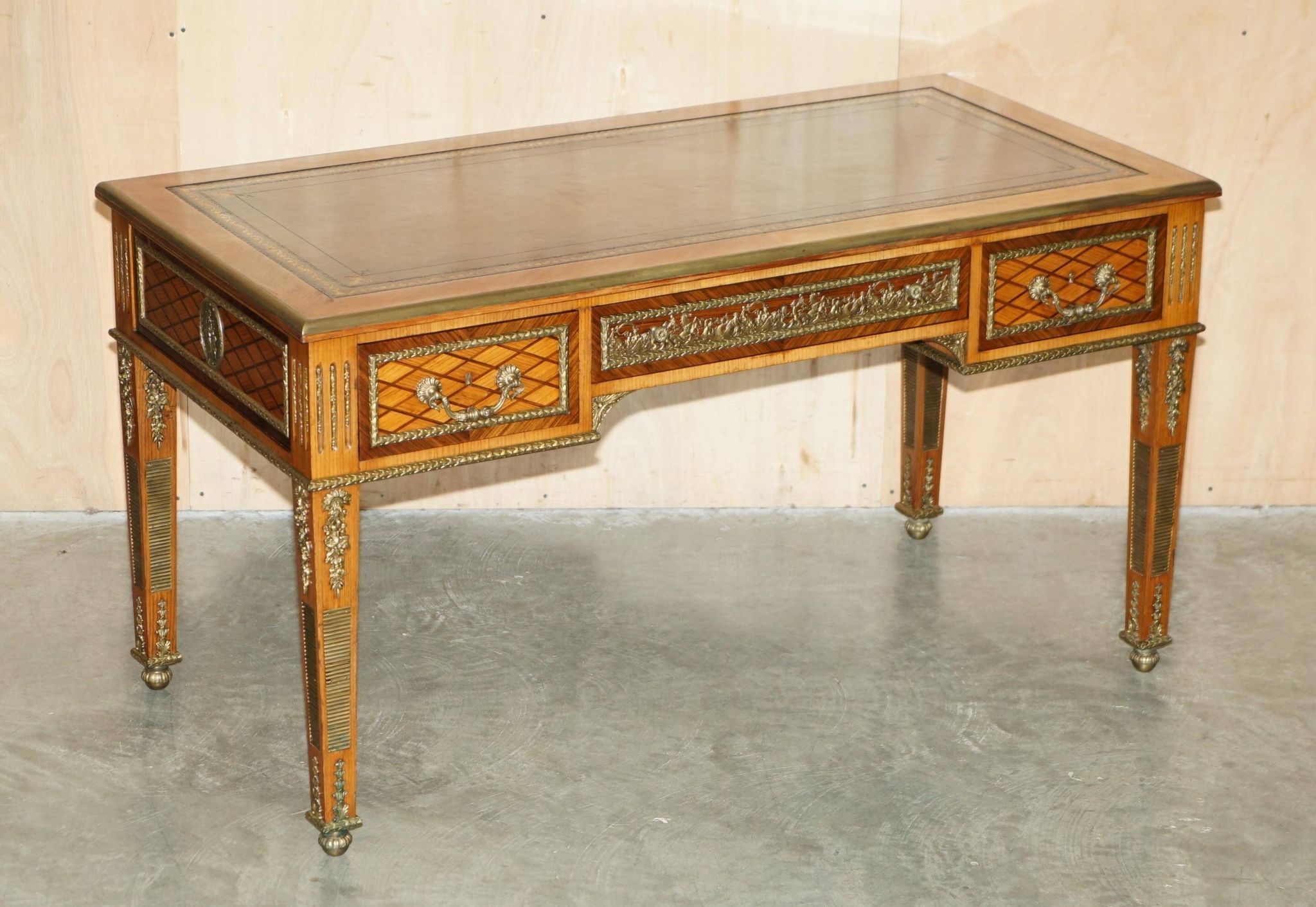 Bureau Plat Restauré Louis XVI Orné d'Ormolu Fin XIXe Siècle