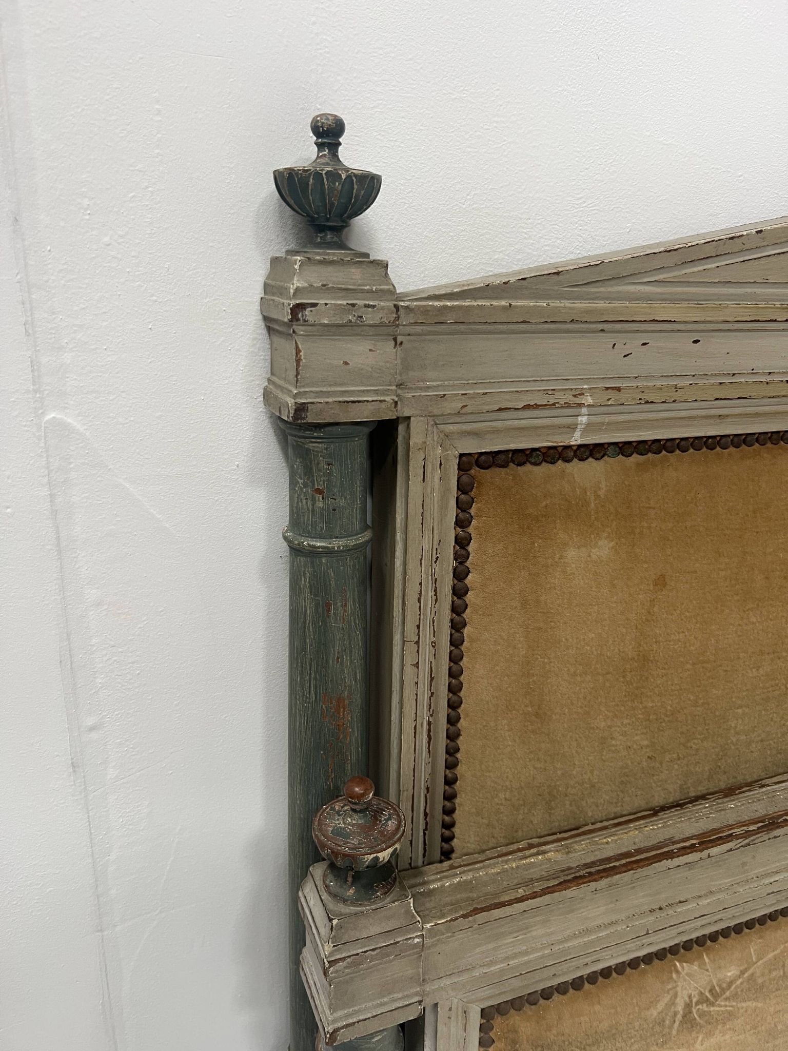 Paire de lits de style Directoire en hetre rechampi XX siècle