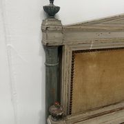 Paire de lits de style Directoire en hetre rechampi XX siècle