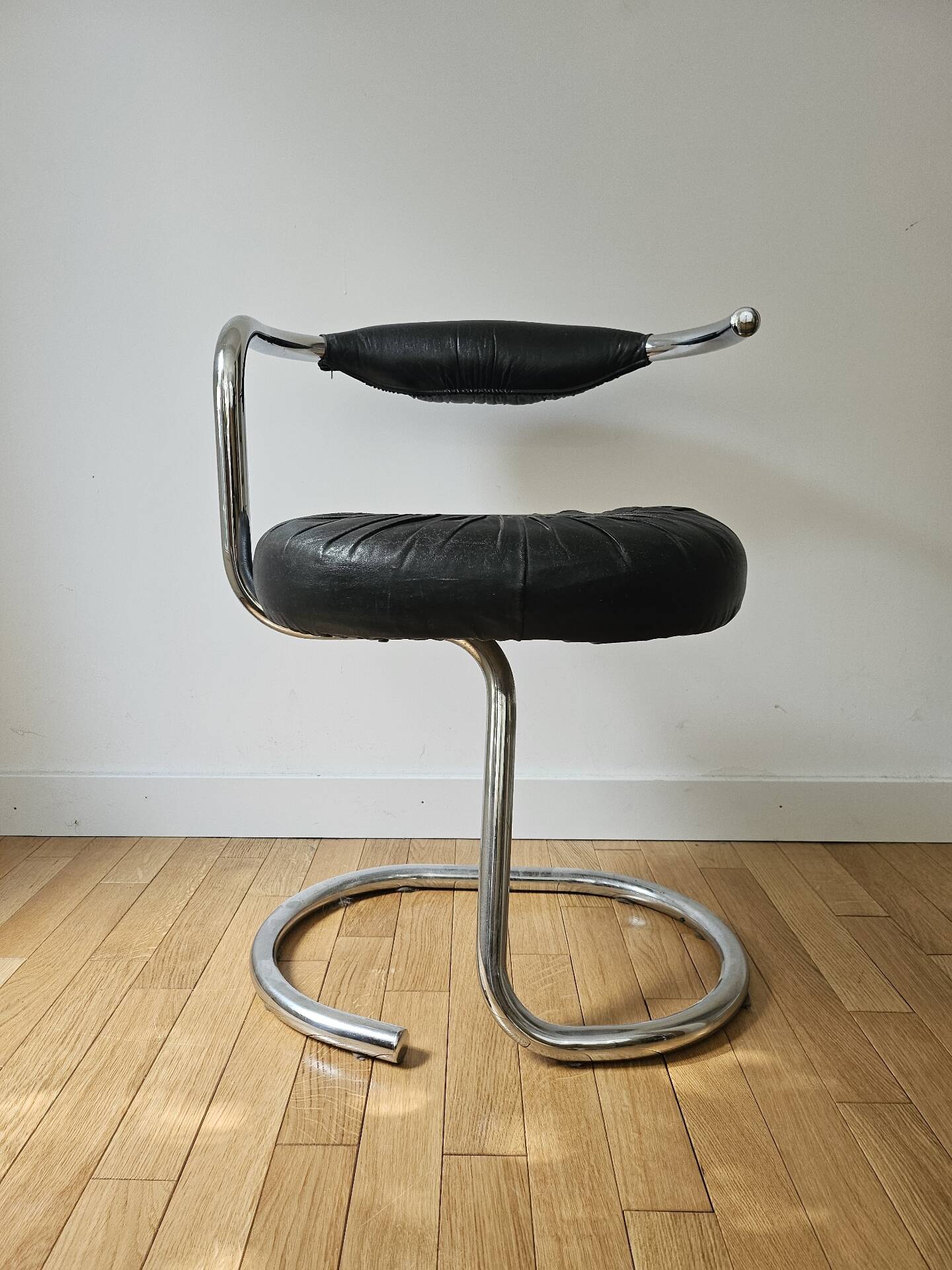 Chaise "cobra" par Giotto Stoppino