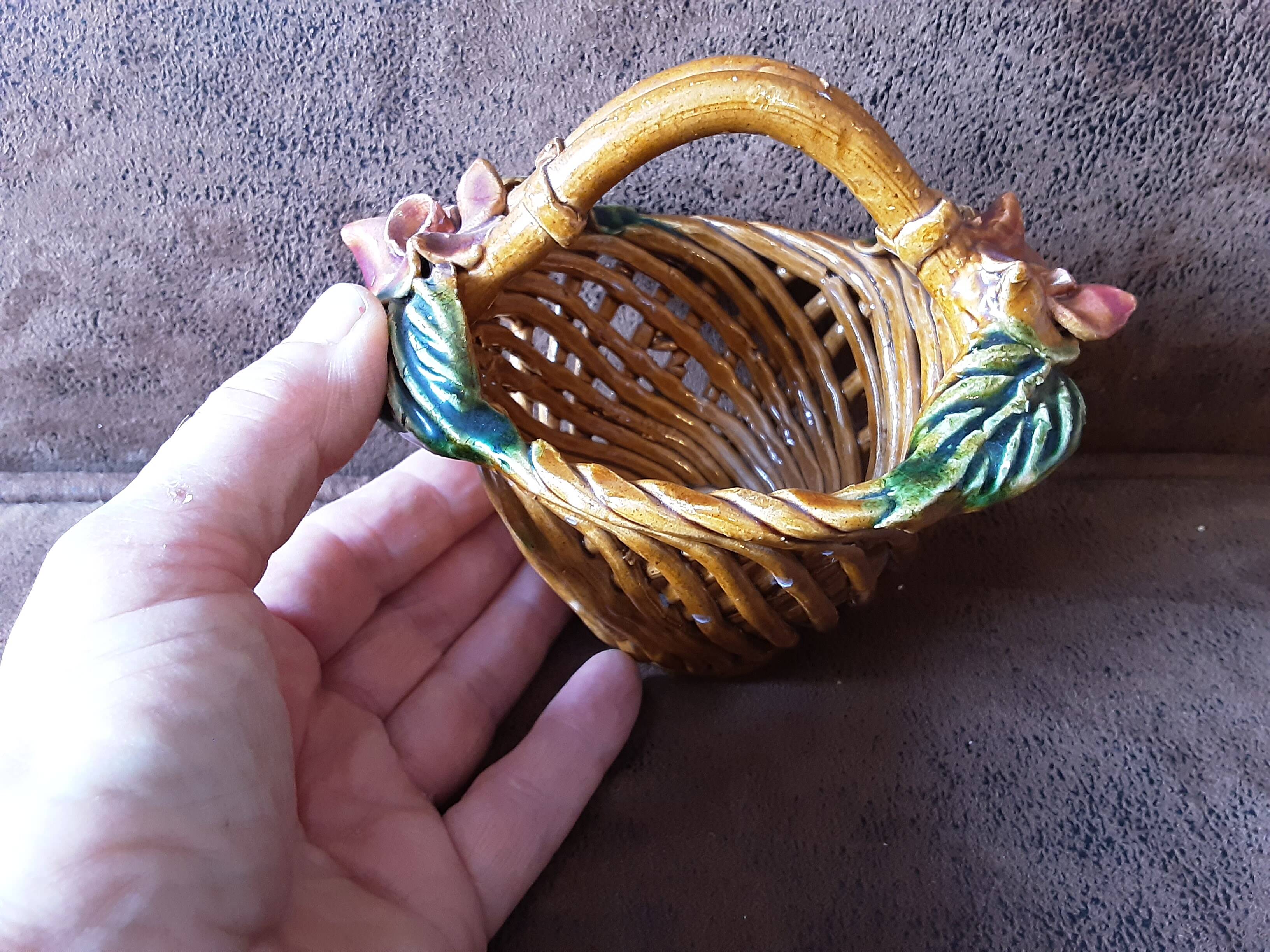 Small barbotine basket