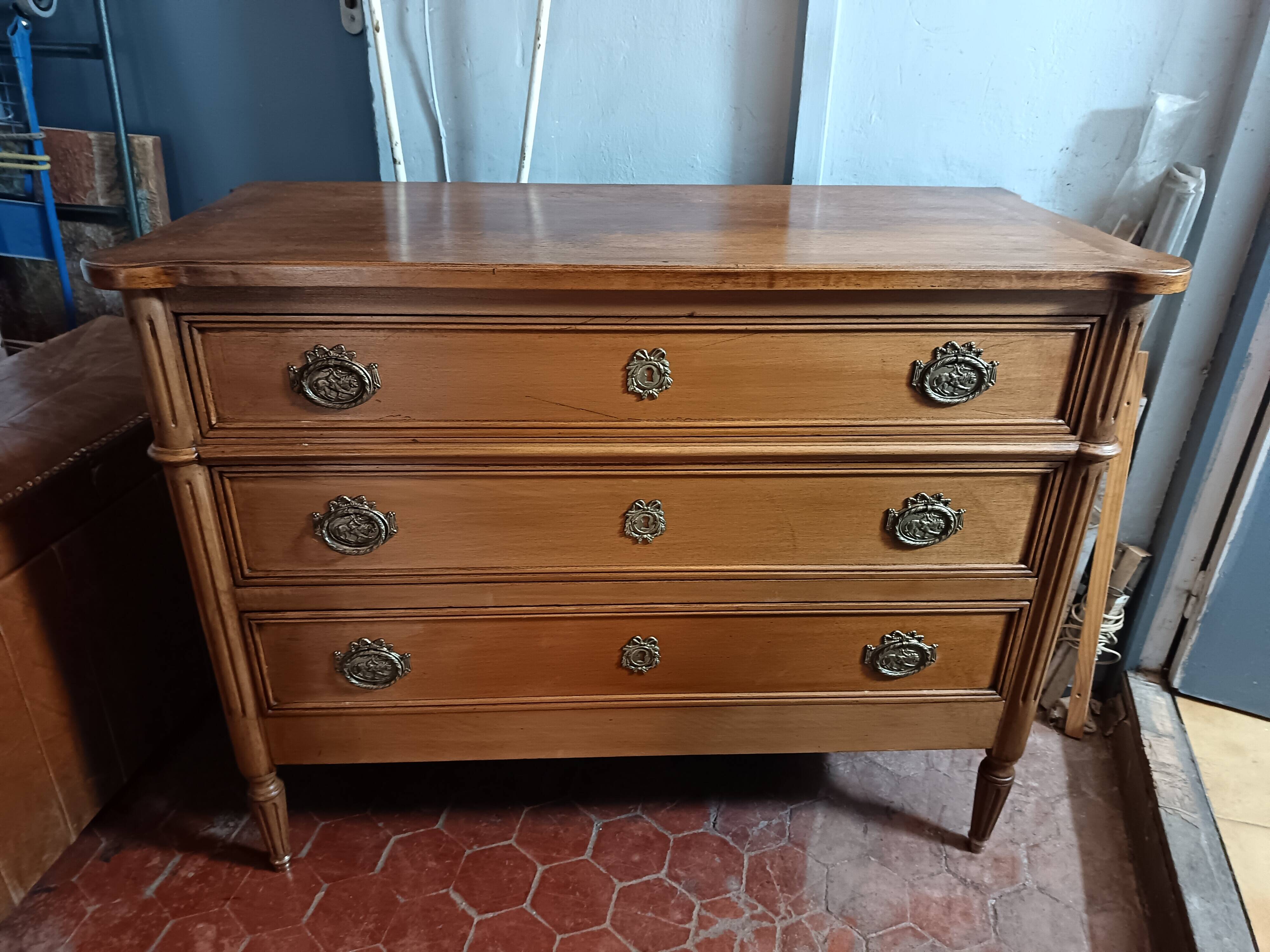 Commode de style Louis XVI ouvrant à trois tiroirs.